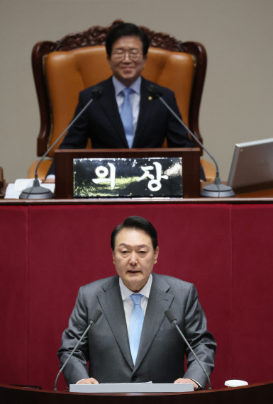 윤석열 대통령이 16일 국회 본회의에서 취임 후 첫 시정연설을 하고 있다. 연합뉴스